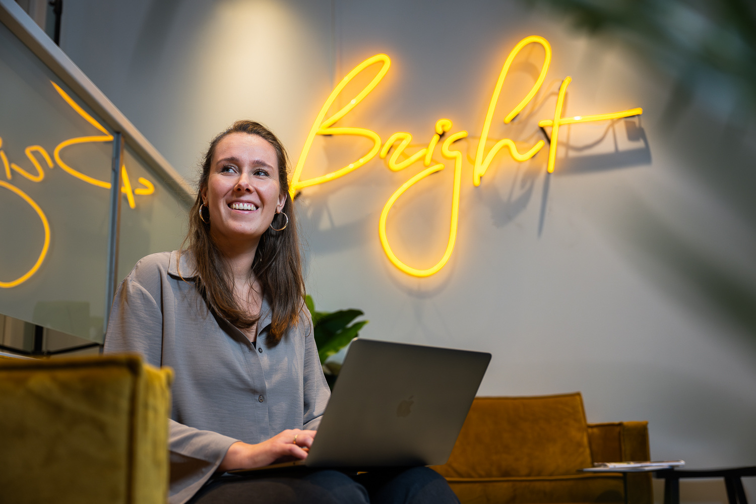 2024_Sfeer_Elles_looks_left_Bright_logo_1500x1000